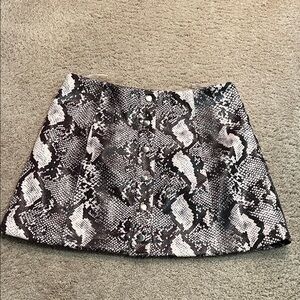 Urban Outfitters Black and White Snake Print Mini Skirt size M/ great condition
